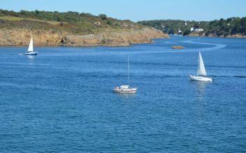 Voilier au départ du port