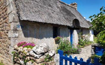 Maisons en pierres debout